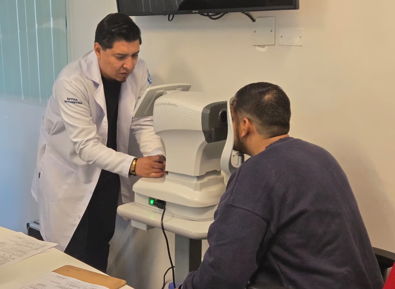 Profesional realizando evaluación visual ocupacional con equipo especializado